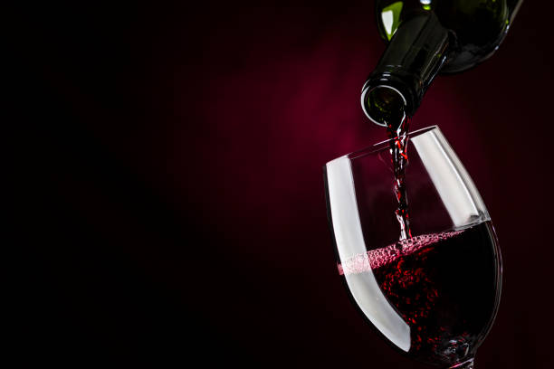 Ein Rotwein wird eingeschenkt