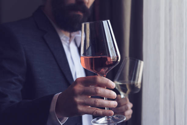 Sommelier hält ein Weiglas
