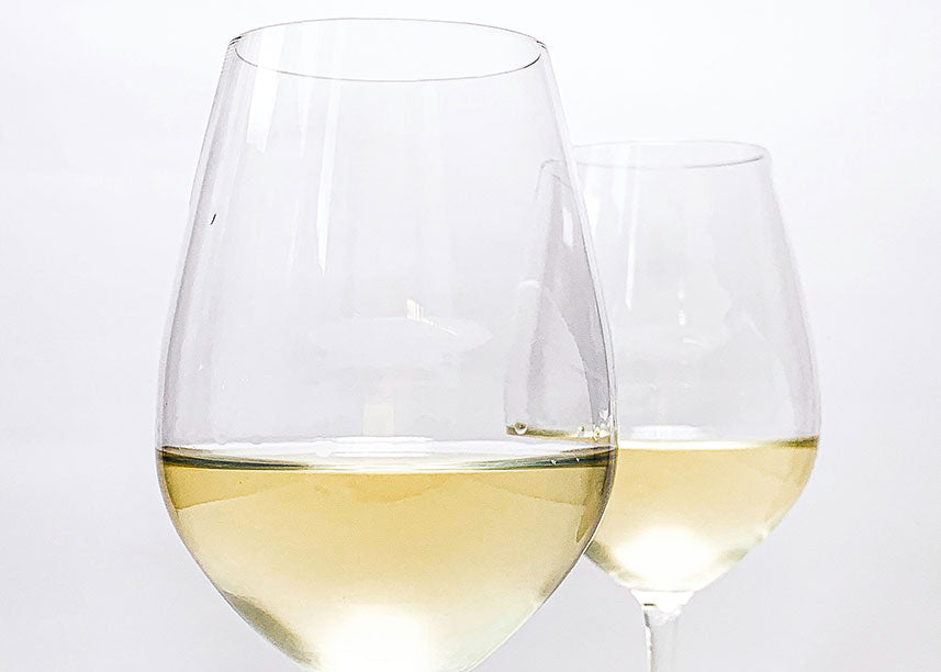 Zwei Gläser mit Weißwein