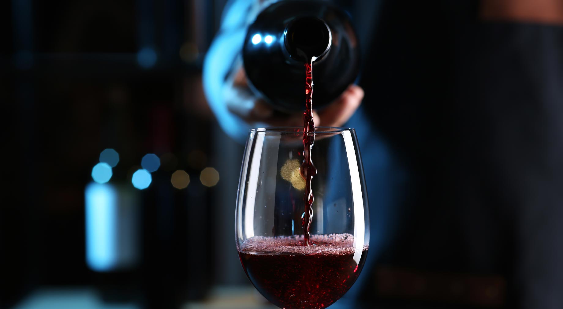 rotwein flasche und glas